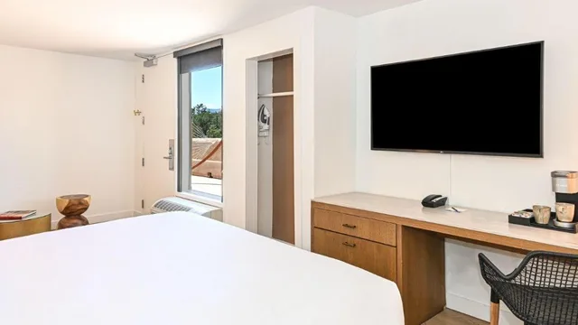 Red Rocks, Guest Room, King Bed, Partial View, Red Rock View, Top Floor، Sky Rock Sedona, a Tribute Portfolio Hotel 5/8