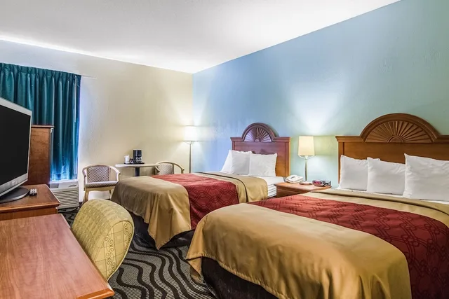غرفة قياسية بسريرين مزدوجين يُسمح فيها بالحيوانات الأليفة، Econo Lodge Darien GA 3/4