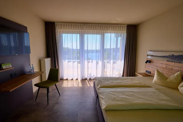 غرفة بسرير مزدوج بإطلالة على البحيرة، Hochwalder Wohlfuhlhotel 4/8