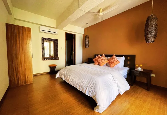 غرفة سوبيريور بسرير كينج مع أريكة، Sunset At Aninuan Beach Resort 2/4