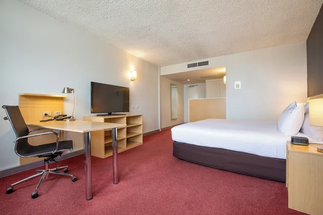غرفة بريميوم بسرير كينج، Holiday Inn Melbourne Airport 3/6