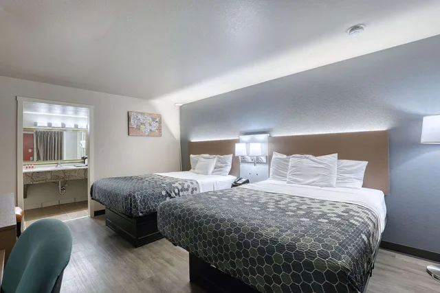 غرفة بسريرين كوين، Econo Lodge Neenah 6/9
