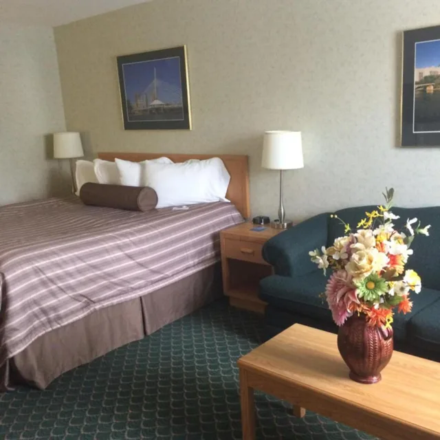 غرفة قياسية بسرير كينج، Travelodge by Wyndham Winnipeg East 7/9