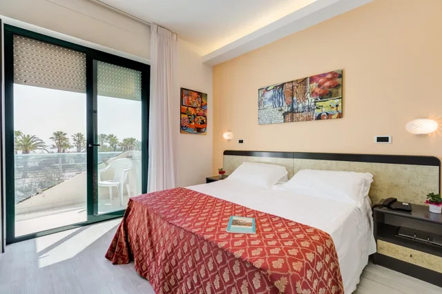 غرفة ديلوكس بسرير كوين وسرير فردي بشرفة، Hotel Europa 4/8