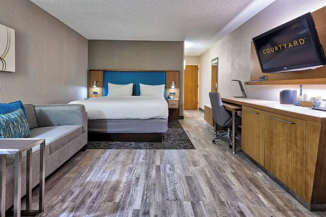 غرفة بسرير كينج مع أريكة، Courtyard Hampton 2/5