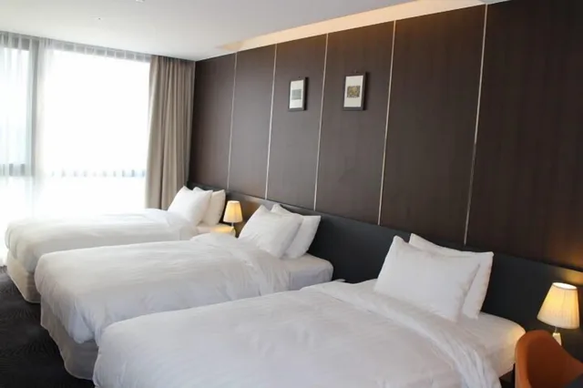 غرفة سوبيريور بثلاثة أسرّة، Hotel Goldendaisy Seogwipo Ocean 1/5