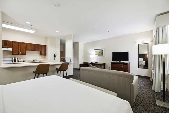 جناح بسرير كينج مع أريكة بمطبخ، Best Western Plus Downtown Inn & Suites 1/5