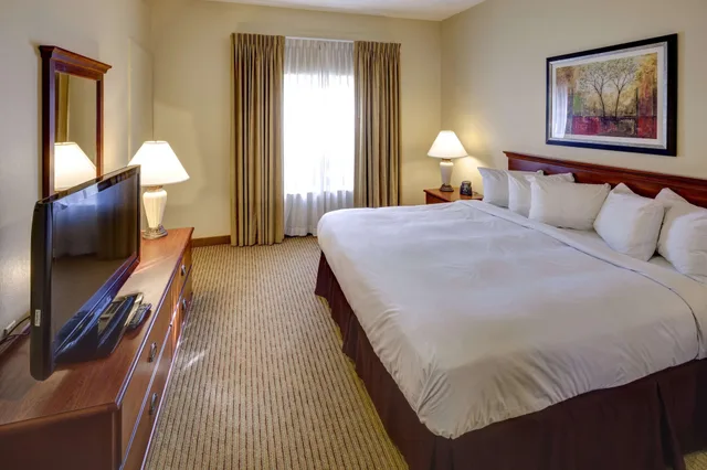 جناح بسرير كينج بحوض استحمام، Homewood Suites By Hilton Newark Cranford 3/8