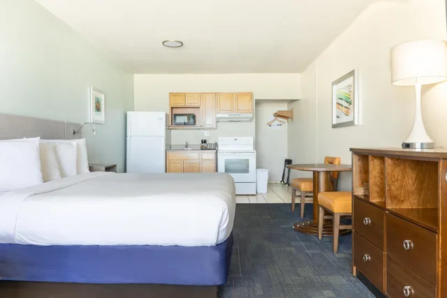 Studio, King Bed, Sofa, Kitchenette, Beachside Resort 4/7