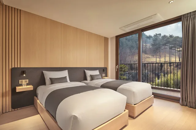 جناح بسرير مزدوج وسريرين منفصلين بغرفتي نوم مع سرير إضافي، Lotte Resort Buyeo 1/1