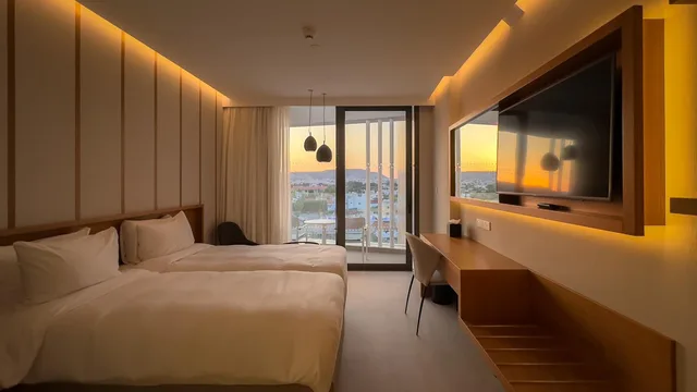 غرفة بريميوم بسرير كينج بشرفة، Radisson Beach Resort Larnaca 1/10