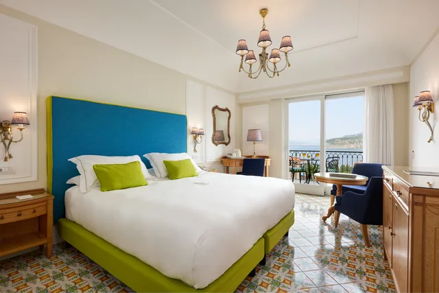 غرفة بسرير مزدوج أو سريرين منفصلين بإطلالة على البحر، Grand Hotel Capodimonte 1/2