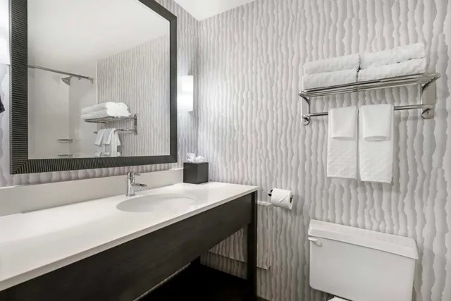 غرفة بسرير كينج يُسمح فيها بالحيوانات الأليفة في الطابق العلوي، Best Western Plus Agate Beach Inn 6/6