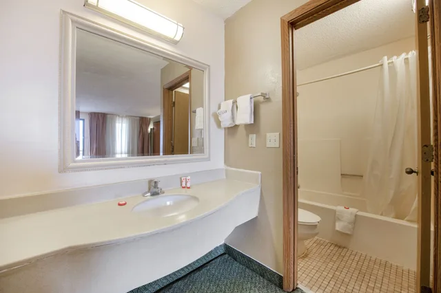 غرفة بسرير كينج، OYO Hotel Tulsa International Airport 3/3