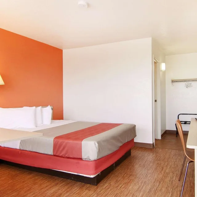 1 Queen Bed - ADA/RI Shower, Motel6 Fort Stockton, TX 3/10