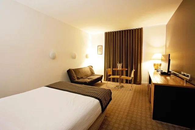 Standard, Queen Bed, Golden Pebble Hotel 2/9