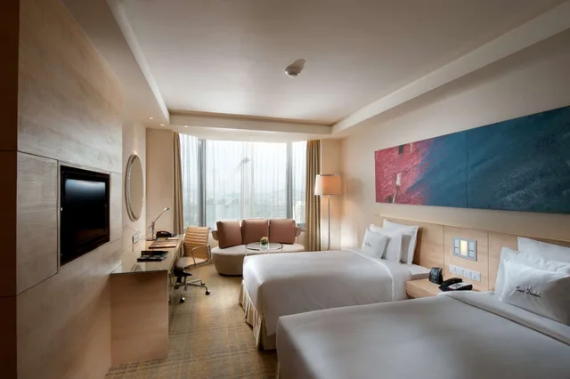 غرفة تنفيذية بسريرين منفصلين بإطلالة على الجبل، Doubletree By Hilton Kuala Lumpur 1/4