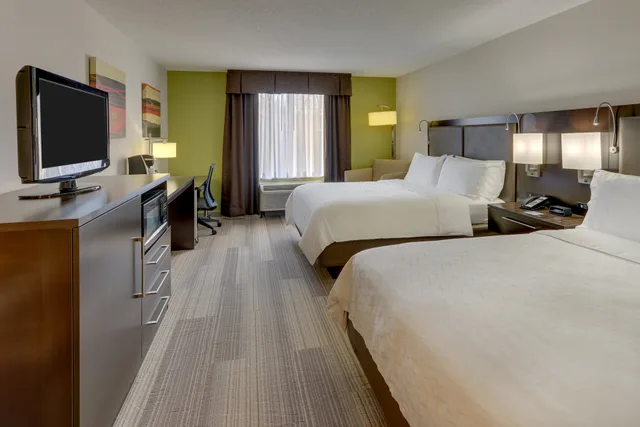غرفة بسريرين كوين، Holiday Inn Express & Suites Dayton-Centerville by IHG 3/4