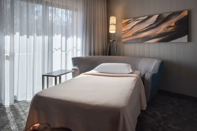 غرفة قياسية بسرير كينج بإطلالة على الفناء مع أريكة، Courtyard by Marriott Mahwah 3/6