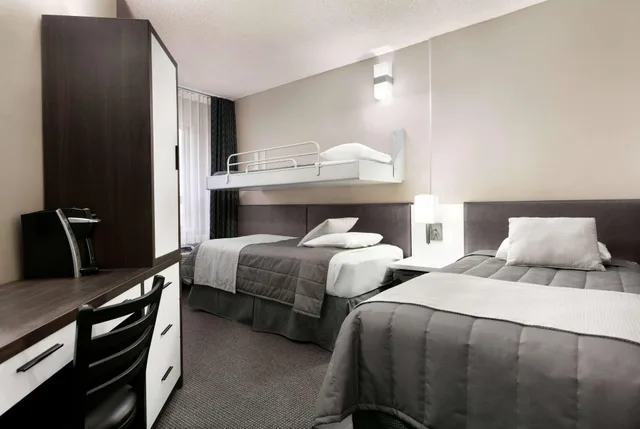 غرفة بسريرين، Travelodge Hotel By Wyndham Montreal Centre 2/2