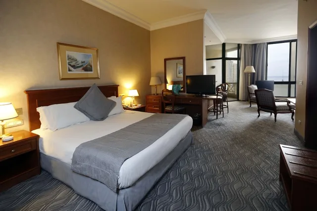 جناح بريميوم جونيور بسرير كينج بإطلالة على البحر، Bayview Hotel, Beirut 1/5