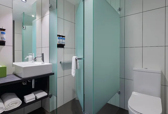 غرفة قياسية بسرير كوين لذوي الإعاقة، ibis Styles Melbourne Southbank 2/3