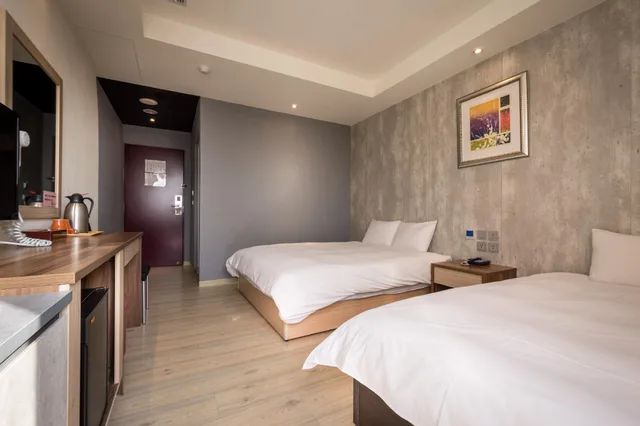 غرفة ثلاثية بسرير مزدوج وسرير فردي، Yadi Hotel 2/2