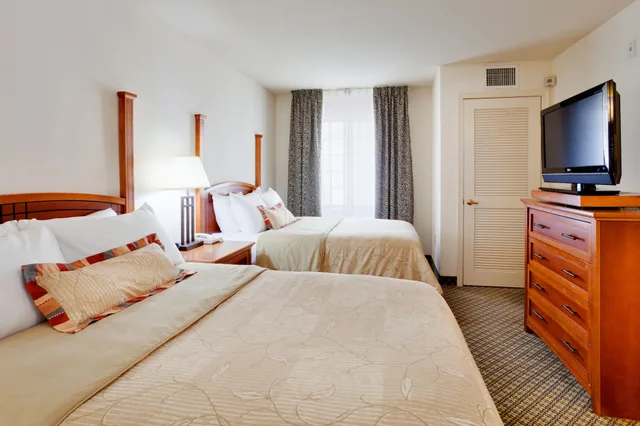 جناح بسرير كوين وسريرين مزدوجين، Staybridge Allentown Bethlehem Airport Suites 1/10