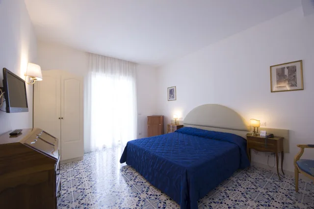 غرفة سوبيريور بسرير مزدوج أو سريرين منفصلين بإطلالة على البحر بشرفة، Grand Hotel Excelsior 1/4