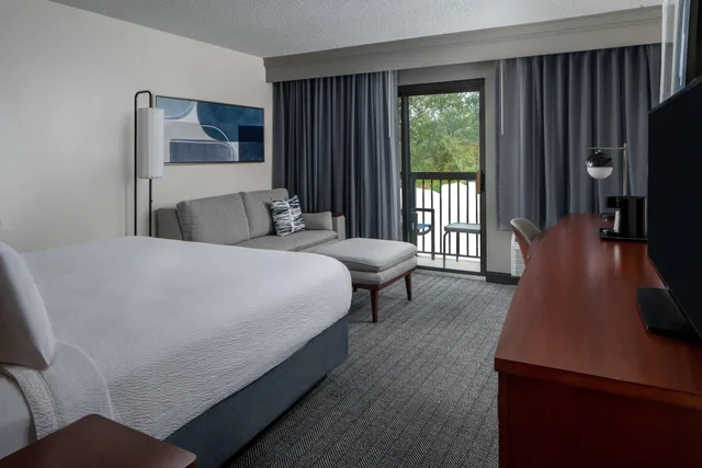 غرفة بسرير كينج مع أريكة بحوض استحمام لذوي الإعاقة، Courtyard New Orleans Covington Mandeville 2/4