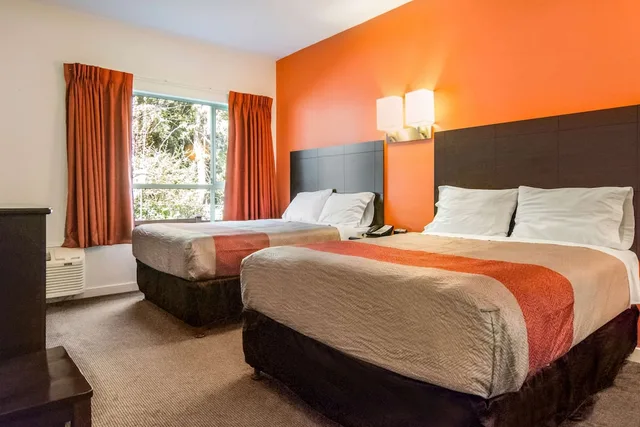 Deluxe, Suite, Multiple Beds, Hot Tub, Motel6 Surrey BC 1/5