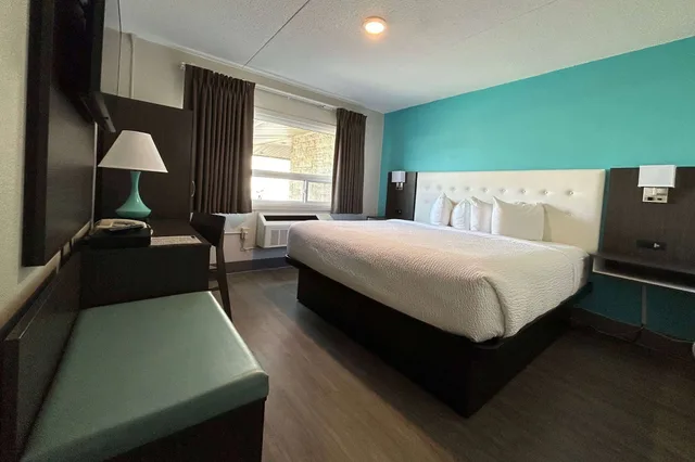غرفة بسرير كينج يُسمح فيها بالحيوانات الأليفة، Howard Johnson by Wyndham Thunder Bay 2/2