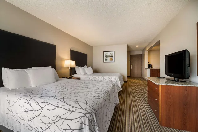 جناح بسريرين كوين مع أريكة بمطبخ صغير، Best Western Park Oasis Inn 2/3