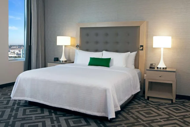 جناح بسرير كينج بغرفة نوم واحدة مع أريكة لذوي الإعاقة، Homewood Suites by Hilton Los Angeles International Airport 1/2