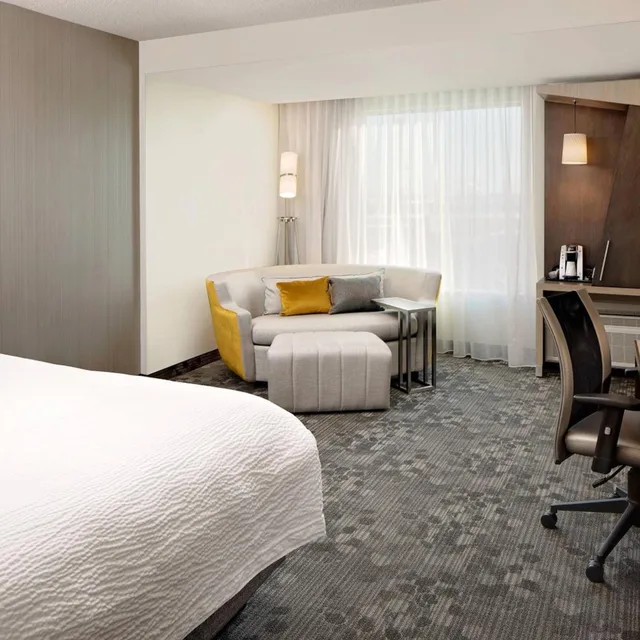 غرفة كبيرة بسرير كينج مع أريكة، Courtyard By Marriott Dallas Downtown Reunion District 1/3