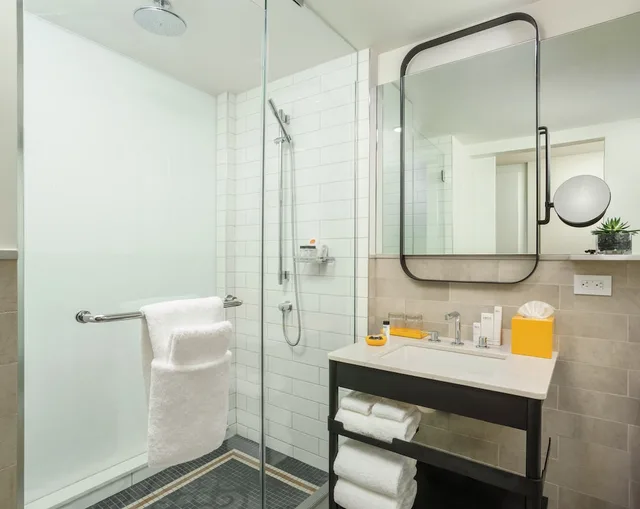 غرفة قياسية بسريرين منفصلين لذوي الإعاقة، Hotel Indigo Lower East Side New York 3/4