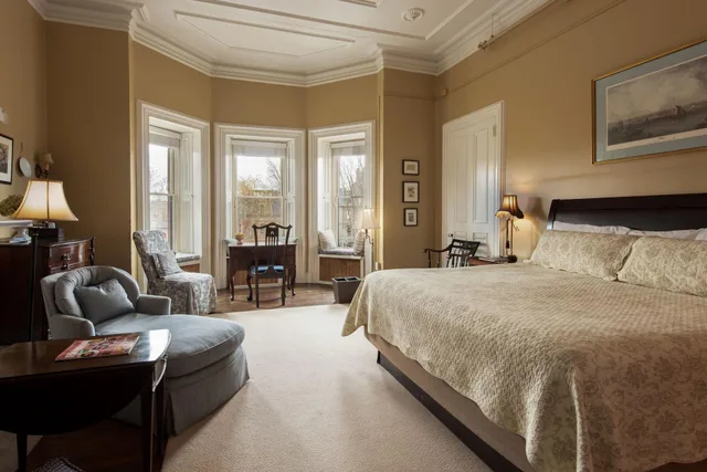 غرفة بسرير مزدوج، The College Club of Boston 1/3