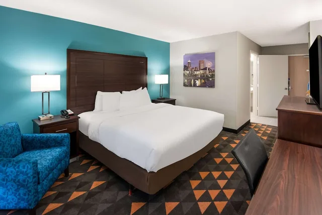 غرفة بسرير كينج لذوي الإعاقة، Clarion Pointe Indianapolis Northeast 2/4