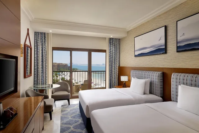 غرفة قياسية بسريرين منفصلين بشرفة، Double Tree by Hilton Resort and Spa Marjan Island 5/8