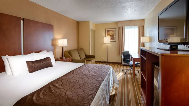 غرفة بسرير كينج مع أريكة، Best Western Plus Richmond Airport Hotel 1/8
