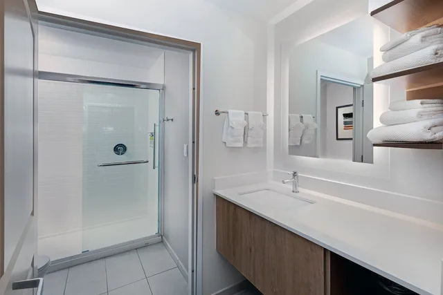 جناح بسرير كينج بغرفة نوم واحدة بمطبخ لذوي الإعاقة، Staybridge Suites Portland 1/2