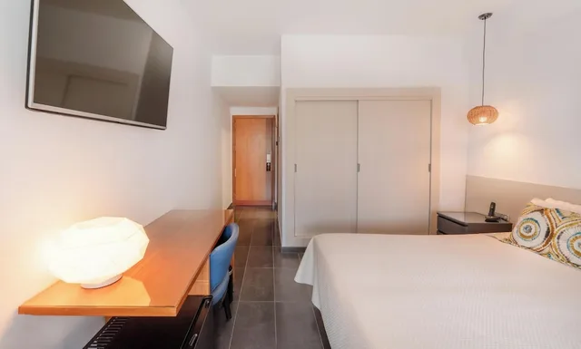 غرفة ديلوكس بسرير مزدوج بشرفة بحوض جاكوزي، Palladium Hotel Cala Llonga - Adults Only 5/8
