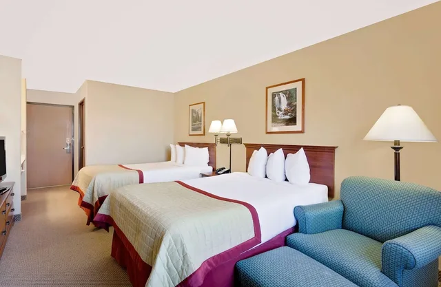 غرفة بسريرين مزدوجين يُسمح فيها بالحيوانات الأليفة بمطبخ صغير، Pinedale Hotel & Suites 2/3