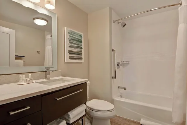 غرفة بسريرين كوين بغرفة نوم واحدة مع أريكة لذوي الإعاقة، Towneplace Suites by Marriott Panama City Beach Pier Park 2/4