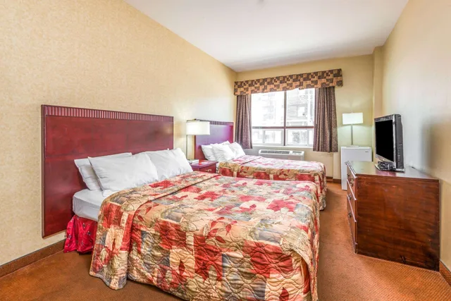 غرفة بسريرين مزدوجين، Howard Johnson by Wyndham Toronto Downtown West 1/4