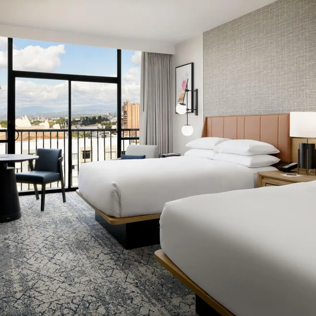 Guest Room, 2 Queen Beds, Club Floor, High Floor، Sheraton Park Hotel at the Anaheim Resort 3/10