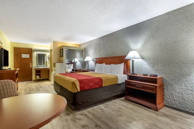 Room, King Bed, Accessible, Econo Lodge Broken Arrow 9/10