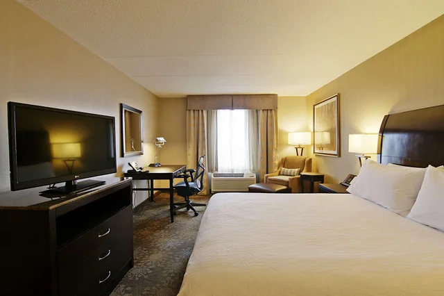 غرفة بسرير كينج وسريرين كوين، Hilton Garden Inn Brampton 1/6