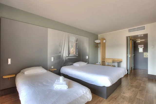غرفة ثلاثية بسرير مزدوج وسرير فردي، B&B Hotel Villeneuve Loubet Village 1/2