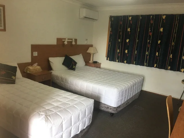 غرفة بسرير كوين وسرير فردي، Bridge View Motel 1/9